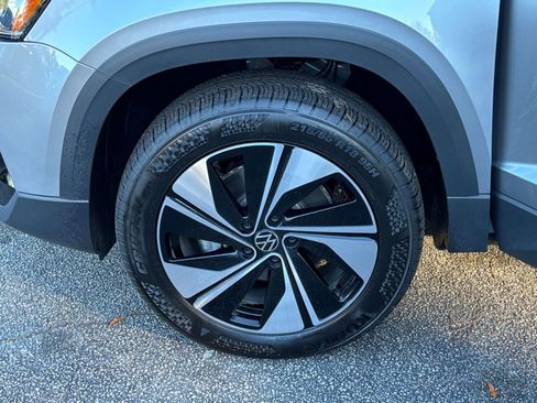 Used 2025 Volkswagen Taos SE image 30