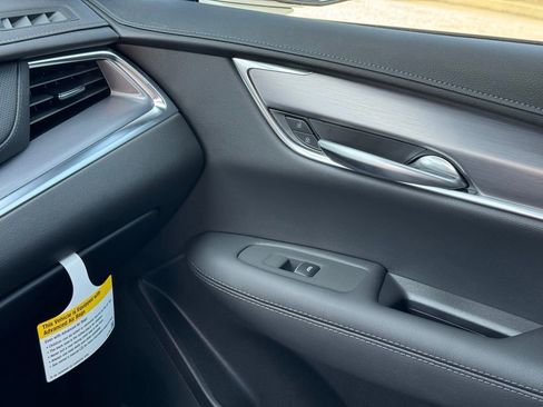 New 2025 Cadillac XT5 Luxury image 30