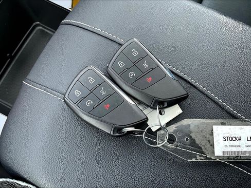 Used 2025 Chevrolet Traverse LT w/ Sun and Wheel Package FWD image 10