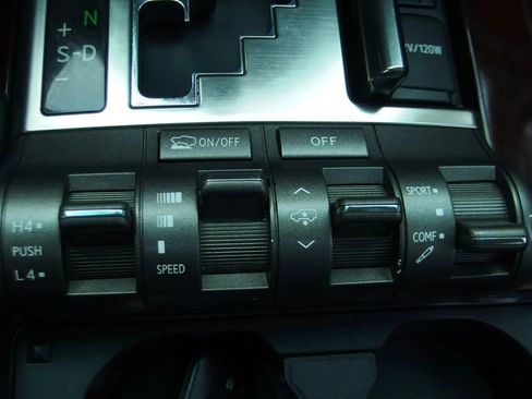 Used 2011 Lexus LX 570 4WD w/ Luxury Pkg image 80