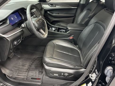 Used 2023 Jeep Grand Cherokee Limited w/ Black Appearance Package image 30