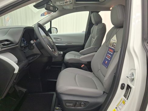 Used 2026 Toyota Sienna XLE FWD image 4