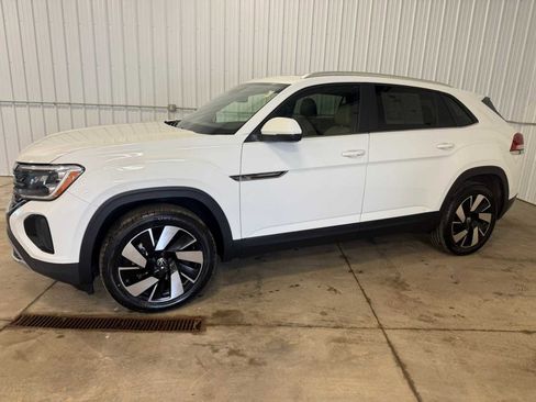 Used 2024 Volkswagen Atlas Cross Sport SE image 2