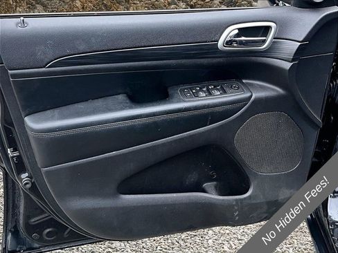 Used 2019 Jeep Grand Cherokee Laredo AWD/4WD image 21