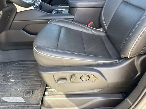 Used 2023 GMC Yukon SLT w/ SLT Luxury Package image 11