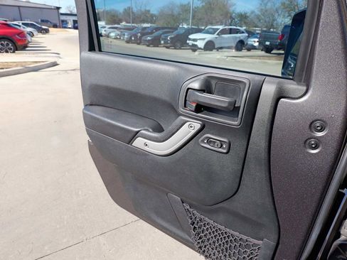 Used 2016 Jeep Wrangler Unlimited Rubicon w/ Connectivity Group image 20