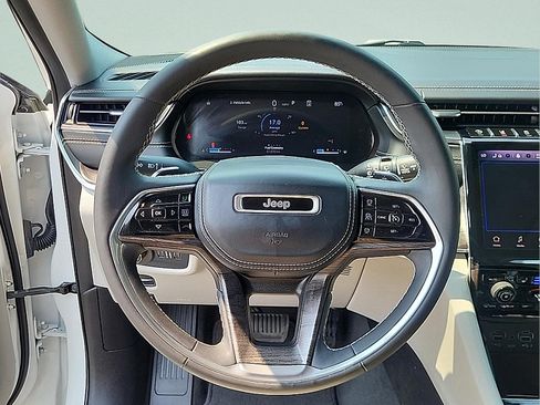 Used 2023 Jeep Grand Cherokee Overland AWD/4WD image 17