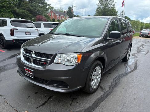 Used 2019 Dodge Grand Caravan SE FWD image 3