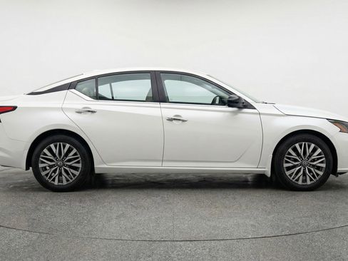 Used 2025 Nissan Altima 2.5 SV image 11
