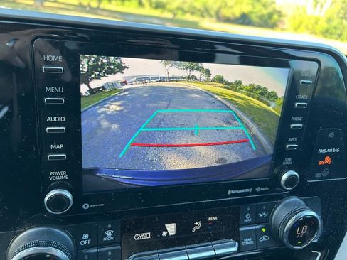 Used 2022 Toyota Highlander LE FWD image 25