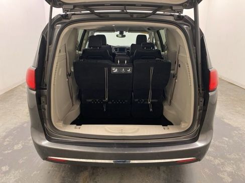 Used 2020 Chrysler Pacifica Touring-L FWD image 27