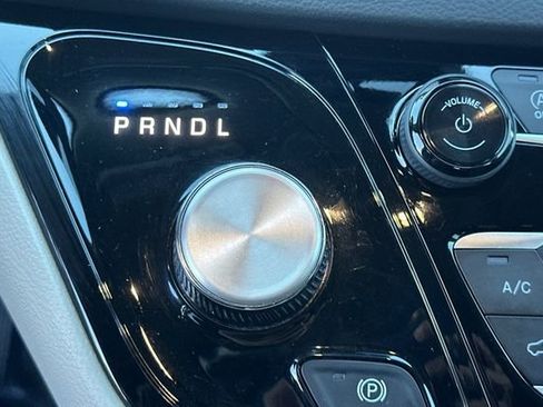 Used 2024 Chrysler Pacifica Touring-L image 23