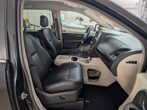 Used 2017 Dodge Grand Caravan Crew FWD image 21