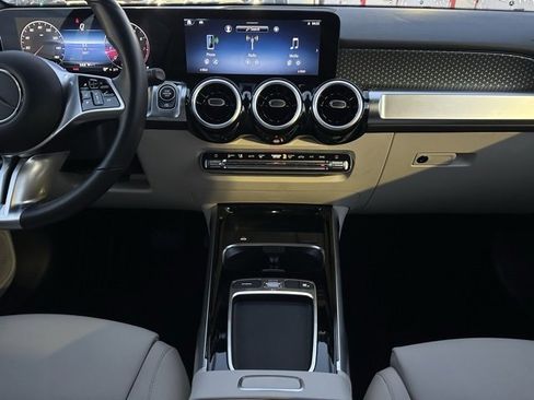 Used 2025 Mercedes-Benz GLB 250 4MATIC image 14