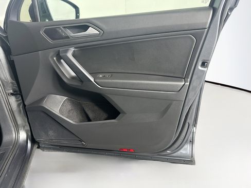 Used 2021 Volkswagen Tiguan SE FWD image 31