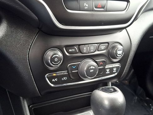 Used 2020 Jeep Cherokee Latitude Plus AWD/4WD image 15