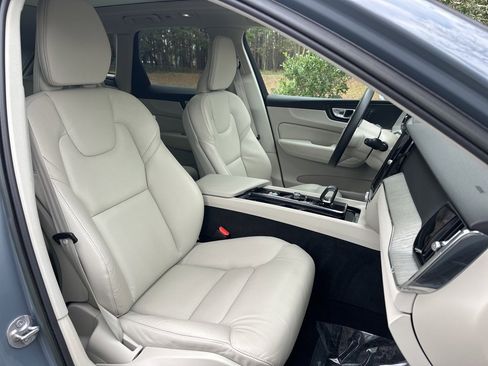 Used 2023 Volvo XC60 T8 Plus image 17