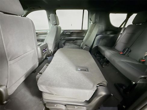 Used 2025 Chevrolet Suburban LS image 17