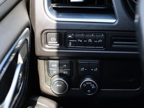 Used 2021 Chevrolet Suburban LT w/ Luxury Package image 36