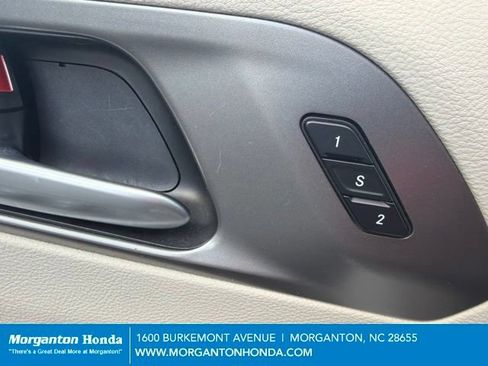 Used 2024 Chrysler Pacifica Touring-L FWD image 14