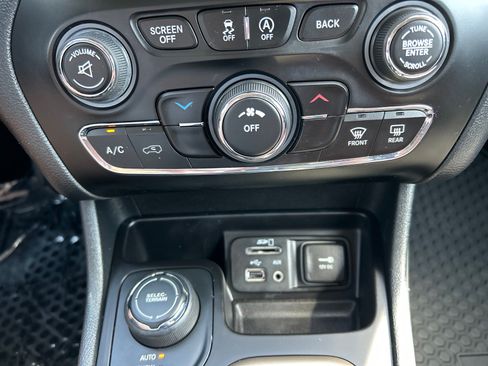 Used 2016 Jeep Cherokee Latitude w/ Cold Weather Group AWD/4WD image 27