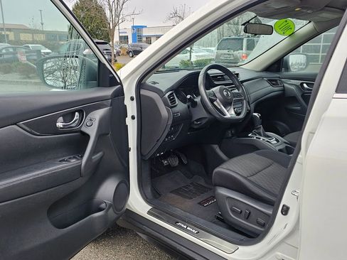 Used 2017 Nissan Rogue SV image 16