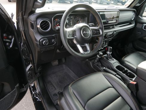 Used 2024 Jeep Wrangler Sahara image 18