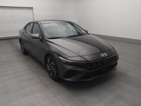 Used 2025 Hyundai Elantra Limited FWD image 13