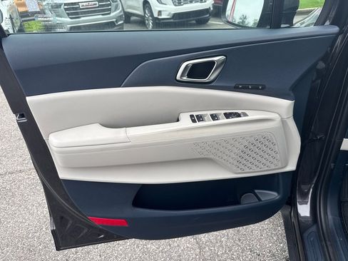 Certified 2025 Kia Carnival EX FWD image 10