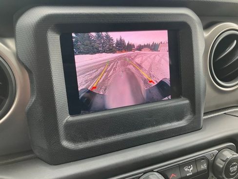 Used 2021 Jeep Gladiator Sport image 12