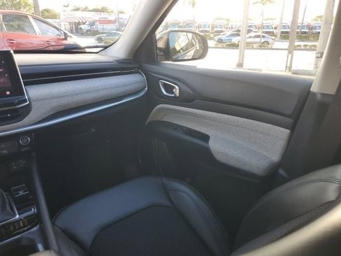 Used 2022 Jeep Compass Latitude FWD image 15