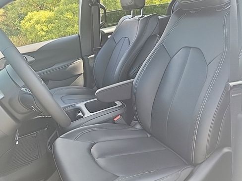 New 2026 Chrysler Pacifica Select image 9