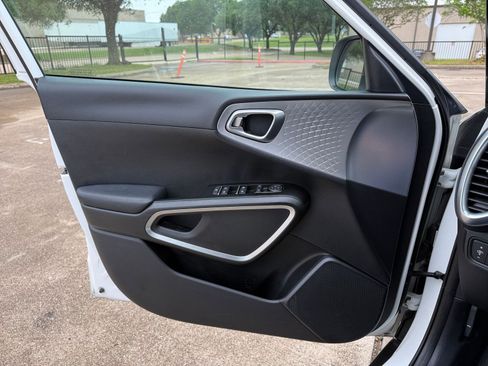 Used 2025 Kia Soul LX w/ LX Technology Package FWD image 18