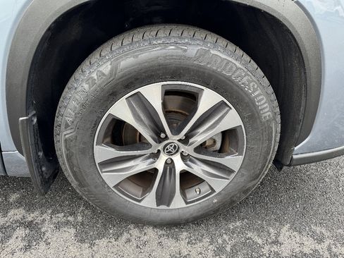 Used 2023 Toyota Highlander XLE AWD/4WD image 25