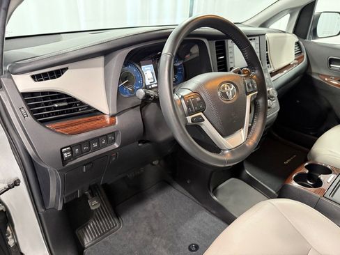 Used 2020 Toyota Sienna Limited Premium image 9