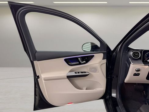 Used 2025 Mercedes-Benz GLC 300 image 9