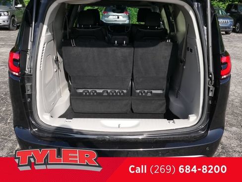 Used 2022 Chrysler Pacifica Limited AWD/4WD image 17