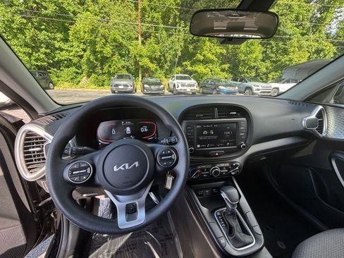 Used 2025 Kia Soul LX w/ LX Technology Package FWD image 28