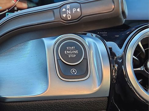 Used 2025 Mercedes-Benz GLB 250 image 31