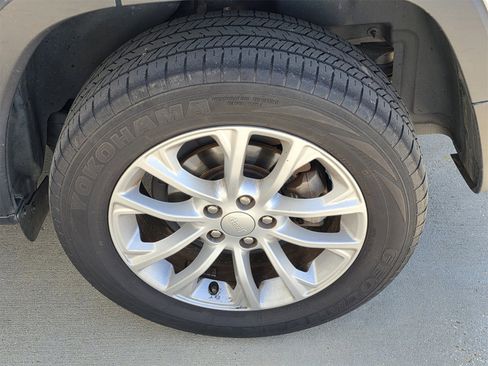 Used 2021 Jeep Cherokee Latitude w/ Mopar Interior Package image 12