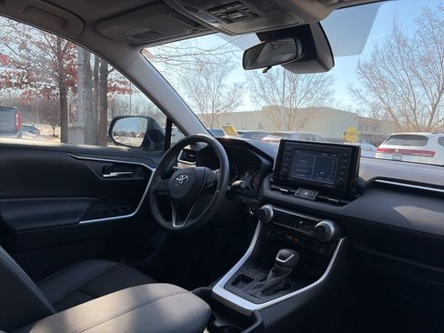 Used 2021 Toyota RAV4 XLE Premium image 30