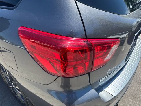 Used 2019 Nissan Pathfinder Platinum AWD/4WD image 38