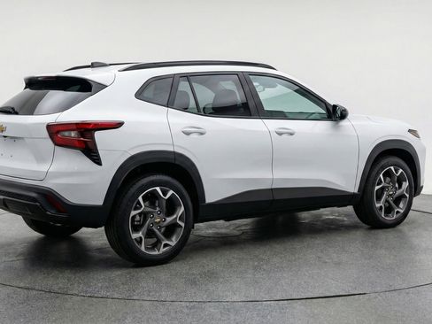 Used 2025 Chevrolet Trax LT w/ LT Convenience Package FWD image 9