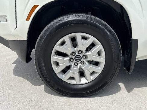 Used 2023 Nissan Frontier SV w/ Technology Package image 9