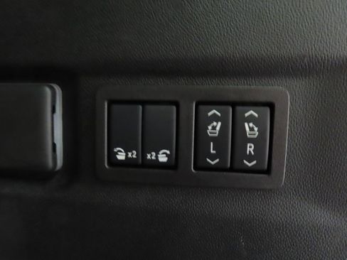 Used 2025 GMC Yukon XL AT4 w/ AT4 Premium Package image 37