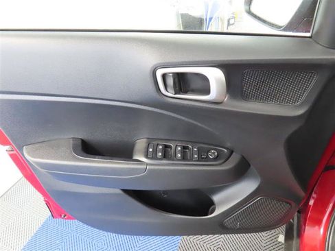 Used 2025 Hyundai Venue SEL FWD image 14