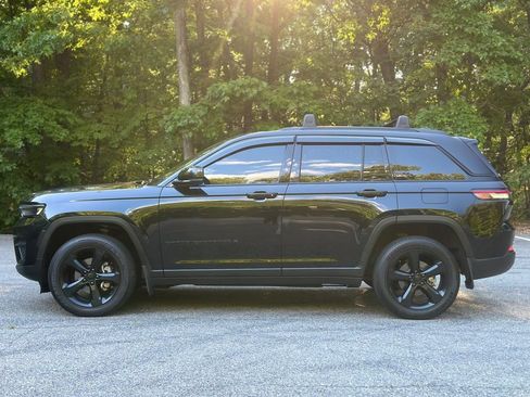 Used 2024 Jeep Grand Cherokee Altitude AWD/4WD image 4