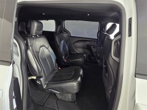 Used 2019 Chrysler Pacifica Touring-L w/ S Appearance Package image 11