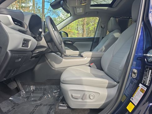 Used 2023 Toyota Highlander XLE image 14