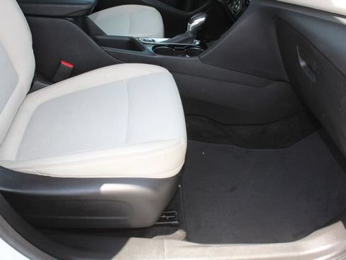 Used 2022 Buick Encore GX Select AWD/4WD image 15